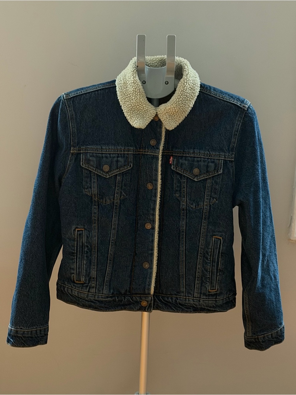 Levi’s Men’s Sherpa-Lined Denim Trucker Jacket – Size M - Picture 3 of 13